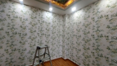 Dán lại 2 bức tường cho khách bằng giấy dán tường 