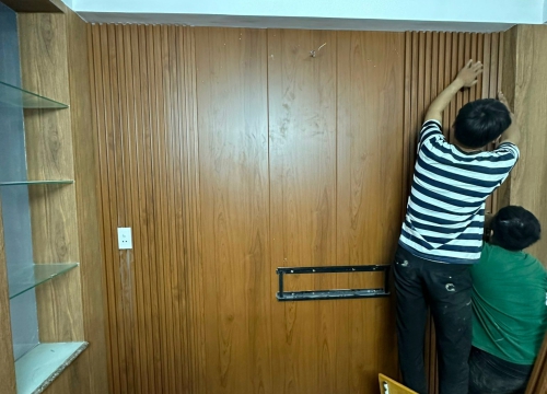 Hoàn thiện công trình cải tạo lại căn phòng cho khách kết hợp giữa giấy dán tường, lam sóng, tấm ốp nano : hẻm 123 Phan Văn Hớn, Q. 12