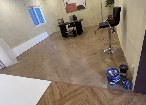 công trình hoàn thiện sàn hèm khóa cho khách quen studio Gạo Nâu