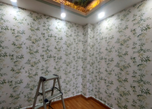Dán lại 2 bức tường cho khách bằng giấy dán tường 