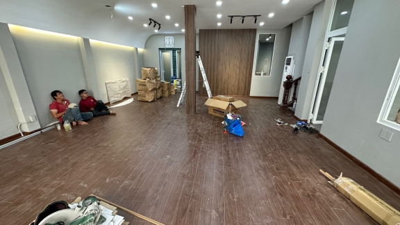 Trước và sau khi thi công sàn gỗ, sàn lót thảm, lam sóng… cho khách quen : 436A Đường 3/2, Quận 10