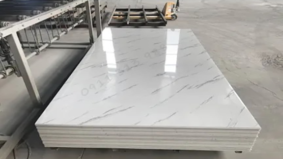 TẤM ỐP TƯỜNG PVC VÂN ĐÁ BÓNG GƯƠNG – ƯU ĐIỂM VƯỢT TRỘI