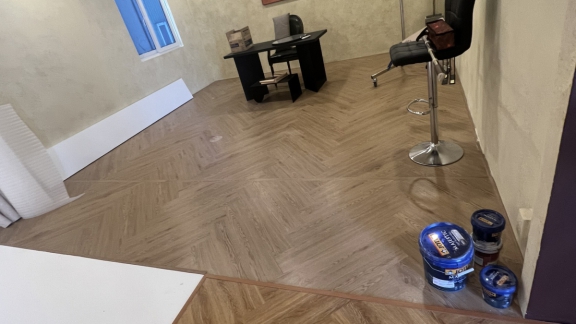 công trình hoàn thiện sàn hèm khóa cho khách quen studio Gạo Nâu