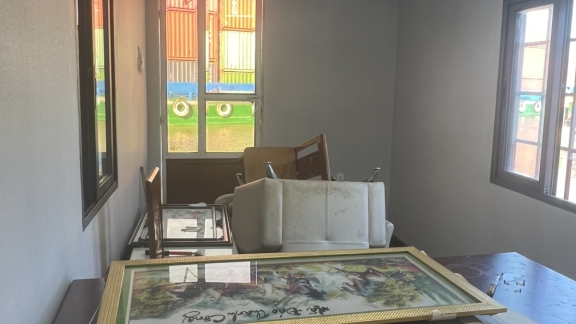 Trước & sau khi thi công giấy dán tường trong contener tại cảng cát lái