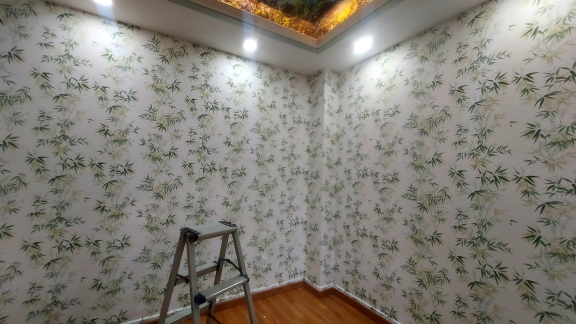 Dán lại 2 bức tường cho khách bằng giấy dán tường 
